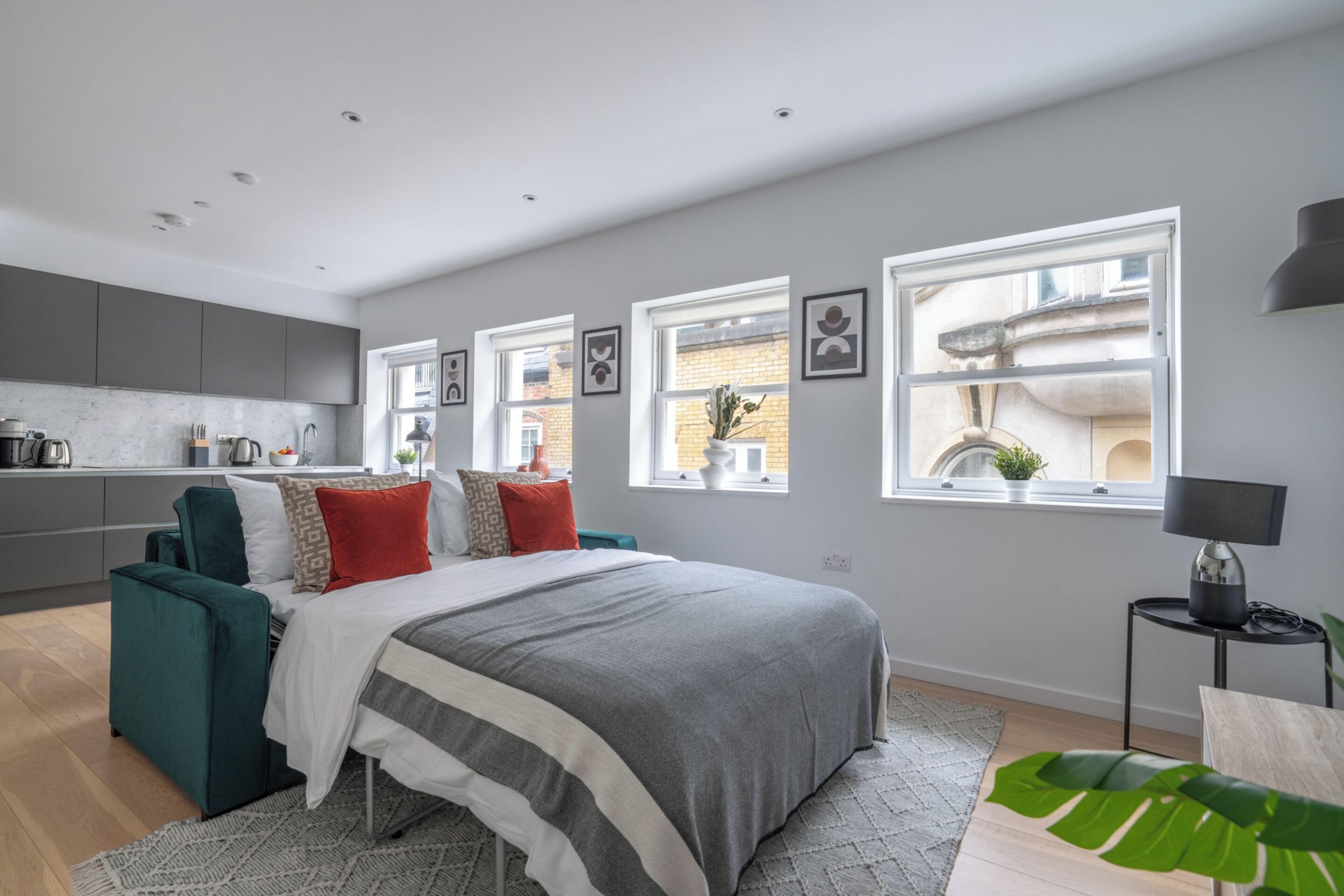 City-Apartment, 1 Doppelbett und Schlafsofa, Nichtraucher, Stadtblick | Wohnbereich | 40-Zoll-Smart-TV mit Satellitenempfang