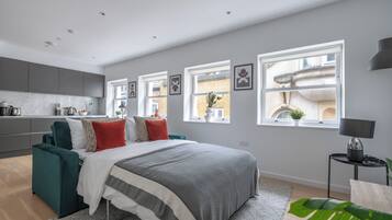 City-Apartment, 1 Doppelbett und Schlafsofa, Nichtraucher, Stadtblick | Wohnbereich | 40-Zoll-Smart-TV mit Satellitenempfang