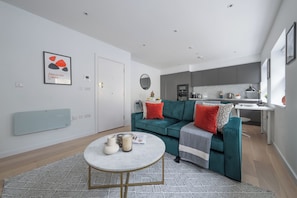 City Apartment, 1 Double Bed with Sofa bed, Non Smoking, City View | Living area | 40-inch Smart TV with satellite channels - Chic 1BR Close to Tower & Thames (London)