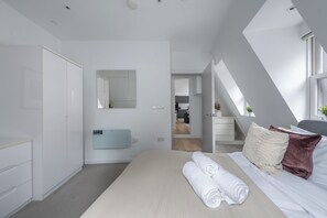 City-Apartment, 1 Doppelbett und Schlafsofa, Nichtraucher, Stadtblick | Bügeleisen/Bügelbrett, Babybetten, kostenloses WLAN, Bettwäsche