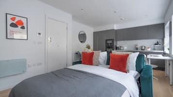 Lägenhet City - 1 dubbelsäng med bäddsoffa - icke-rökare - utsikt mot staden | Vardagsrum | 40-tums smart-tv med satellitkanaler