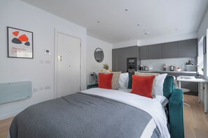 City Apartment, 1 Double Bed with Sofa bed, Non Smoking, City View | Living area | 40-inch Smart TV with satellite channels - Chic 1BR Close to Tower & Thames (London)