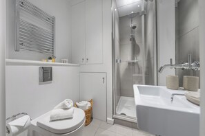 City Apartment, 1 Double Bed with Sofa bed, Non Smoking, City View | Bathroom - Chic 1BR Close to Tower & Thames (London)