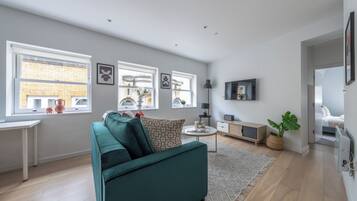 City-Apartment, 1 Doppelbett und Schlafsofa, Nichtraucher, Stadtblick | Wohnbereich | 40-Zoll-Smart-TV mit Satellitenempfang