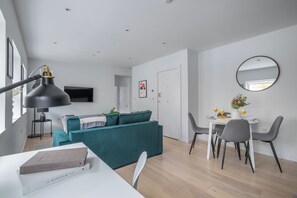 City-Apartment, 1 Doppelbett und Schlafsofa, Nichtraucher, Stadtblick | Wohnbereich