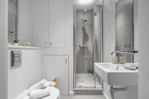 City Apartment, 1 Double Bed with Sofa bed, Non Smoking, City View | Bathroom - Chic 1BR Close to Tower & Thames (London)
