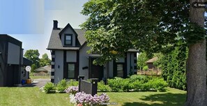 Exterior - Modern Masterpiece 7 Bedroom Home (Niagara Falls)