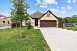 Comfort Quadruple Room | Exterior - 7 min to Stockyards- Cozy & Stylish Home (Fort Worth)