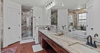 7 min to Stockyards- Cozy & Stylish Home