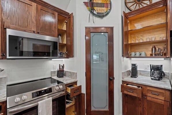 Comfort Quadruple Room | Private kitchen | Fridge, microwave, oven, stovetop - 7 min to Stockyards- Cozy & Stylish Home (Fort Worth)