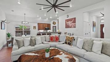 Comfort Quadruple Room | Ruang tamu