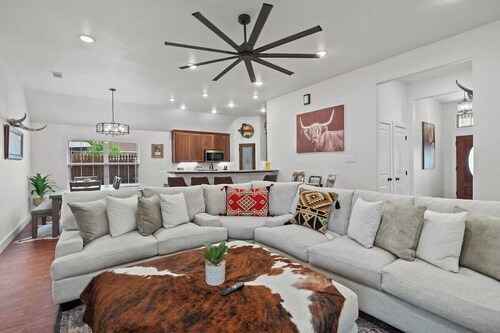 7 min to Stockyards- Cozy & Stylish Home