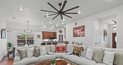 7 min to Stockyards- Cozy & Stylish Home