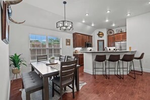 Comfort Quadruple Room | Tempat makan