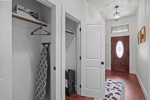 Comfort Quadruple Room | Interior - 7 min to Stockyards- Cozy & Stylish Home (Fort Worth)