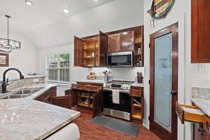 Comfort Quadruple Room | Dapur peribadi | Peti sejuk, ketuhar gelombang mikro, ketuhar, dapur 