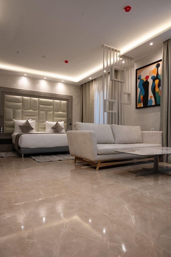 ห้องดีลักซ์ดับเบิลหรือทวิน | ตู้นิรภัยในห้องพัก, โต๊ะทำงาน, พื้นที่ทำงานแบบใช้แล็ปท็อป, ผ้าม่านกันแสง