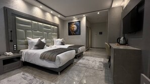 Deluxe-Doppel- oder -Zweibettzimmer | Zimmersafe, Schreibtisch, laptopgeeigneter Arbeitsplatz