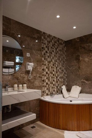 Kostenlose Toilettenartikel, Haartrockner, Handtücher, Seife