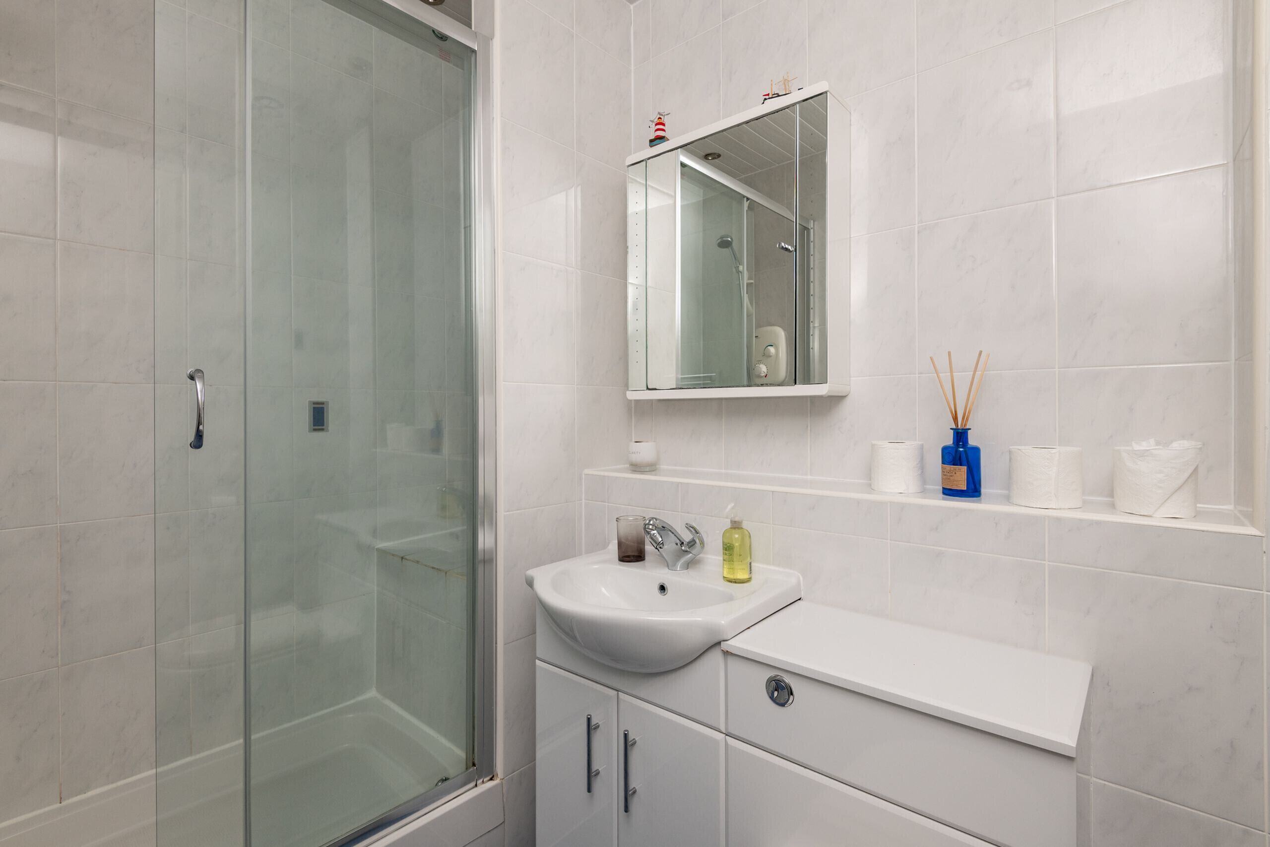 Douche, séchoir à cheveux, serviettes fournies, savon