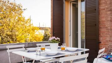 Studio, terras, uitzicht op stad (Pedretti 102) | Buiten dineren