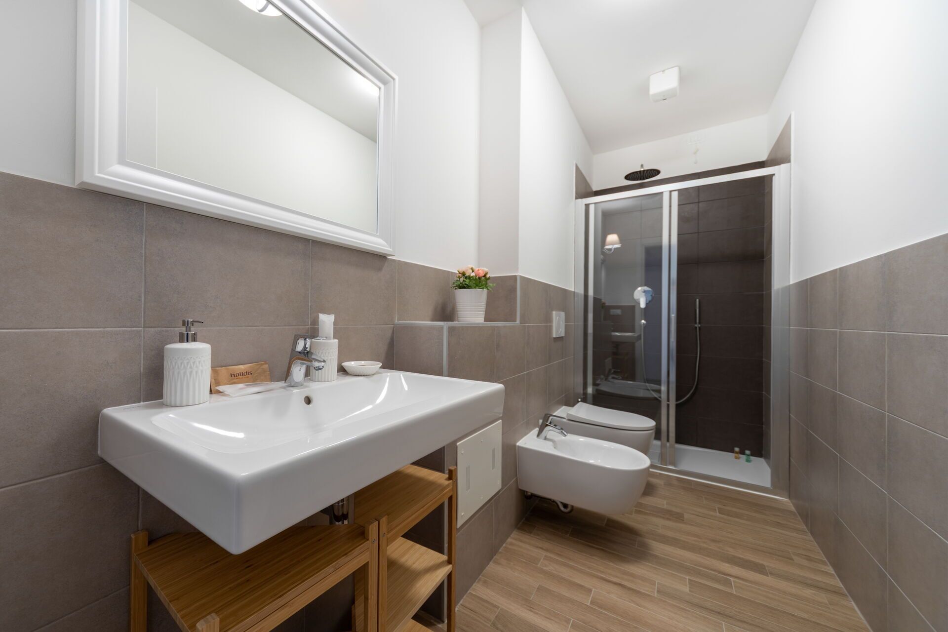 Appartement, vue ville (Pedretti 206) | Salle de bain | Sèche-cheveux, serviettes fournies, savon, shampoing