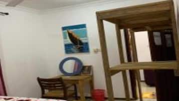 Standard Room with Balcony & Shared Bathroom | Kostenloses WLAN, Bettwäsche