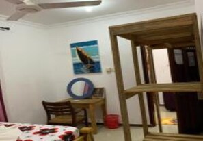 Standard Room with Balcony & Shared Bathroom | Wi-Fi de cortesia, roupa de cama