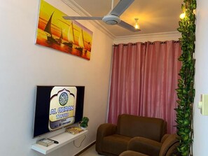 30-inch flat-screen TV with cable channels - Hello Rafiki GuestHouse - Mkunazini (Zanzibar Town)