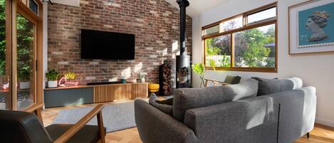 Smart-TV, Kamin, Stereoanlage