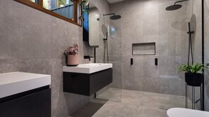 Douche, sèche-cheveux, serviettes fournies