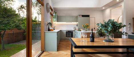 冷蔵庫、電子レンジ、オーブン、コンロ