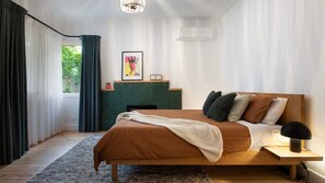Iron/ironing board, Internet, bed sheets