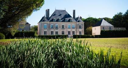 Chambre Camélia, Vue sur les jardins, élégance au Domaine de la Briouse