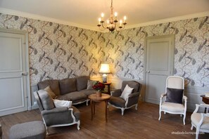 Living area - Vrbo Property (Sanxay)