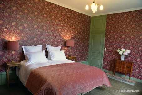 1 bedroom, desk, iron/ironing board, travel cot. Chambre Camélia, View of the gardens, elegance at Domaine de la Briouse