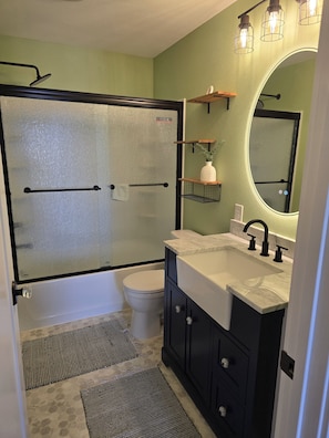 Towels, toilet paper - Perfect 5-bedroom house in quaint Casper for your next getaway. (Casper)