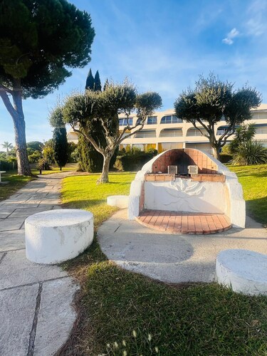 A gentle setting in Port-Camargue (swimming pool/parking)