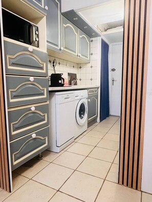 Interior - A gentle setting in Port-Camargue (swimming pool/parking) (Le Grau-du-Roi)