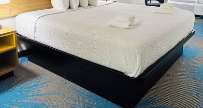 Cozy 1-bedroom hotel near lovely Downtown Newnan