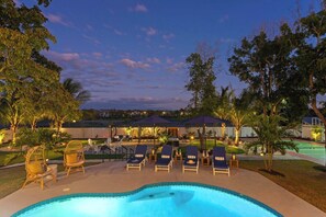 Outdoor pool, a heated pool - Pickleball, Heated Pool, Hot Tub, Sauna, 10Min to AMI (Bradenton)