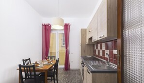 Dining - Central Cagliari by Propertize (Cagliari)