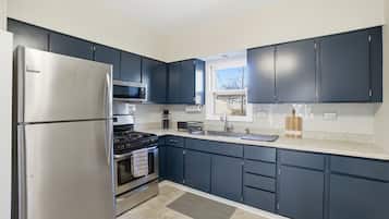 Geladeira, micro-ondas, fogão, cooktop