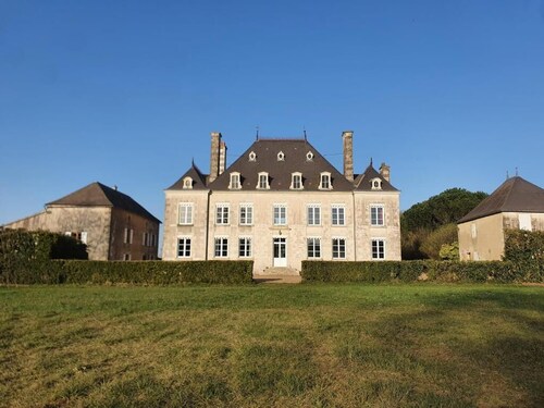 Chambre Colibri, Panorama champêtre et confort raffiné au Domaine de la Briouse