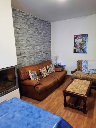 Maison de village mitoyenne avec jardin et barbecue . Animaux acceptés