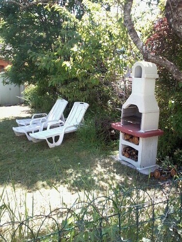 Maison de village mitoyenne avec jardin et barbecue . Animaux acceptés