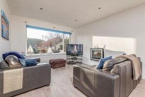 TV, fireplace, DVD player - Baird Place (No 26) | Elie (Elie)