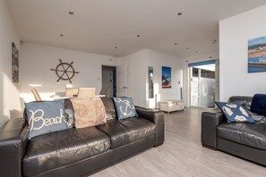 TV, fireplace, DVD player - Baird Place (No 26) | Elie (Elie)