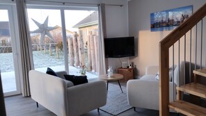 Fernseher, Kamin, Bücher