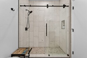 Dusche, Haartrockner, Handtücher